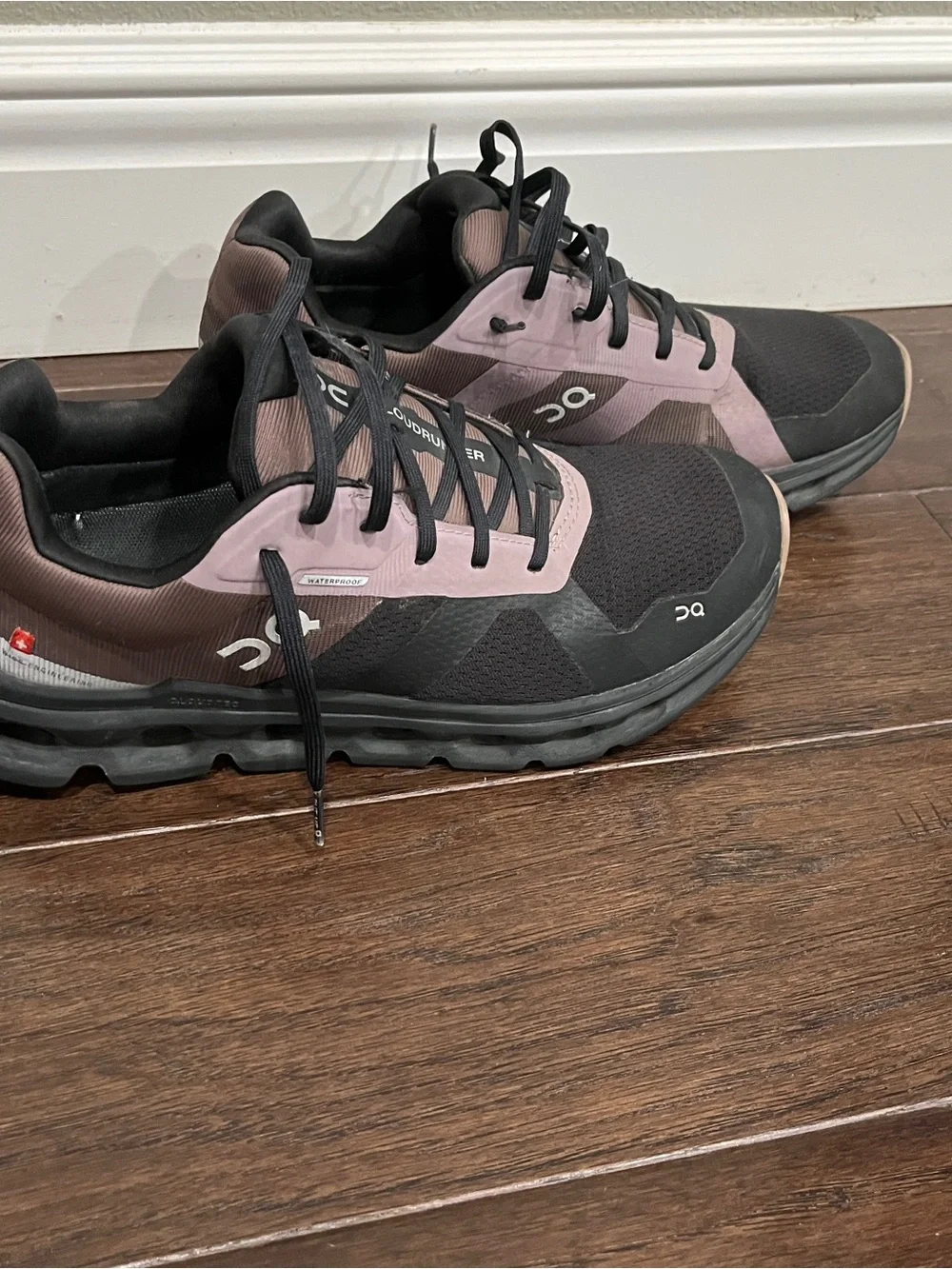 On Running Cloud cloudrunner Sneakers in Black and Mauve womens 9.5